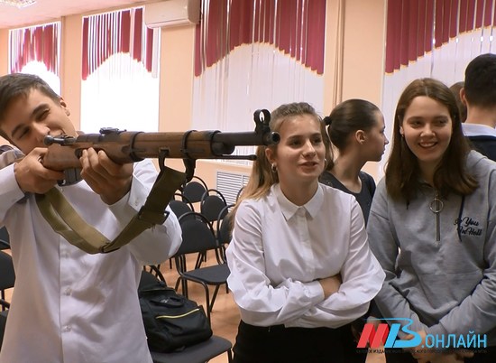 Волгоградские школьники подержали в руках ППШ и «мосинки» времен войны